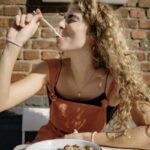 In particolare, esiste una connessione diretta tra gli alimenti che consumiamo e la nostra capacità di regolare l’umore.