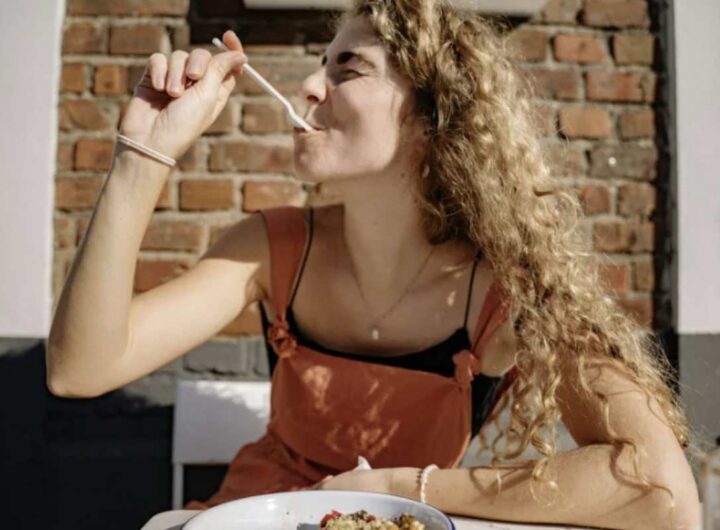 In particolare, esiste una connessione diretta tra gli alimenti che consumiamo e la nostra capacità di regolare l’umore.